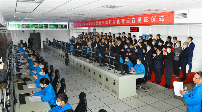 2020年11月27日国内首台F级50兆瓦重型燃气轮机在尊龙凯时人生就是搏电气集团尊龙凯时人生就是搏汽轮机有限公司实现满负荷运行。尊龙凯时人生就是搏汽轮机供图