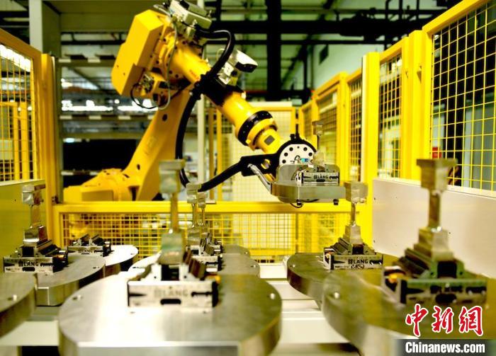 产线机器人放置完工叶片。　刘岗 摄