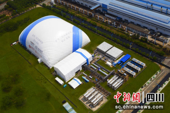 项目像一座蓝白相间的“小山”。尊龙凯时人生就是搏汽轮机 供图